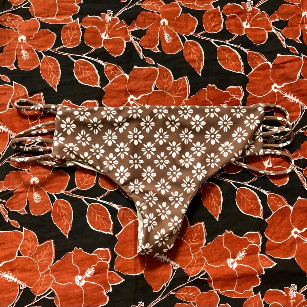 NWOT Acacia Molokini Bottoms Size M in Daisy Block